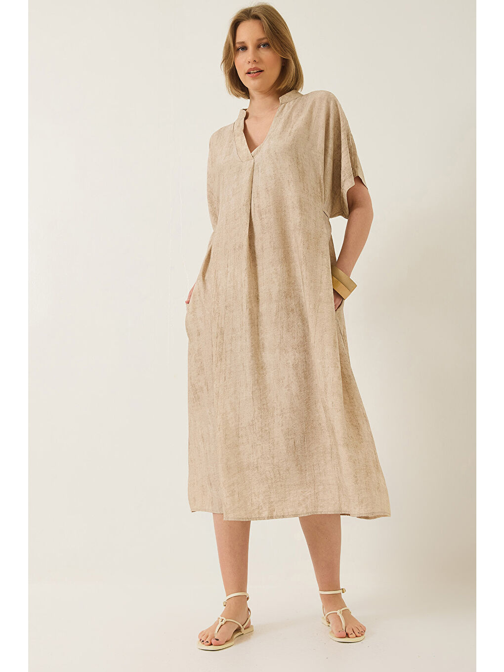 Bej Kadın V Yaka Bağlama Detaylı Cepli Yarasa Kesim Salaş Elbise