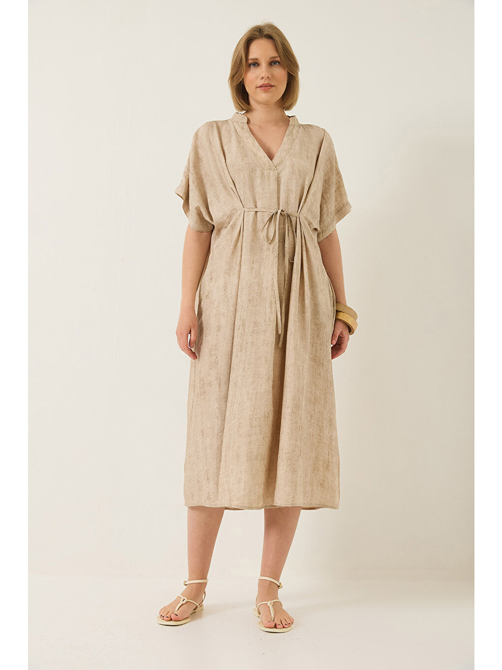 Bej Kadın V Yaka Bağlama Detaylı Cepli Yarasa Kesim Salaş Elbise-1