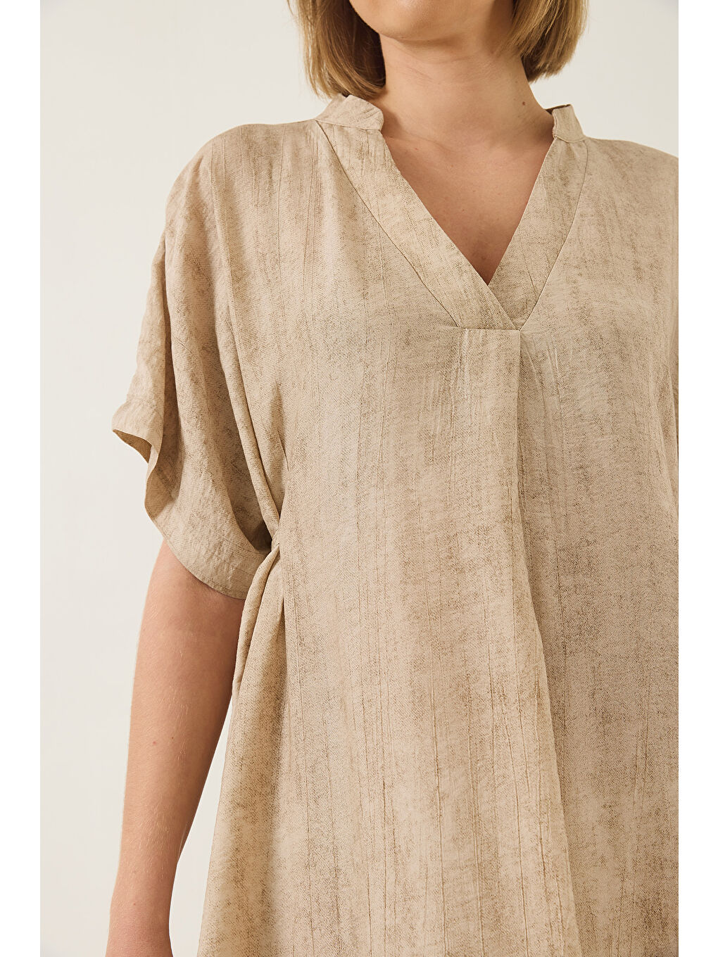 Bej Kadın V Yaka Bağlama Detaylı Cepli Yarasa Kesim Salaş Elbise-5