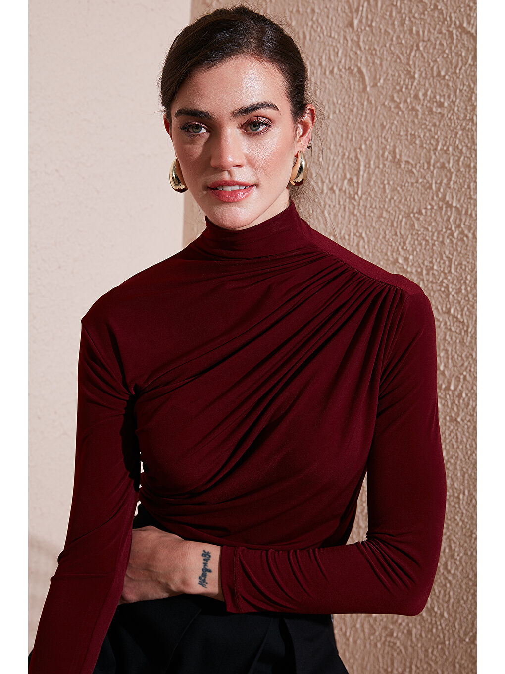 Bordo Streç Büzgü Detaylı Slim Fit Dik Yaka Kadın Bluz 669925