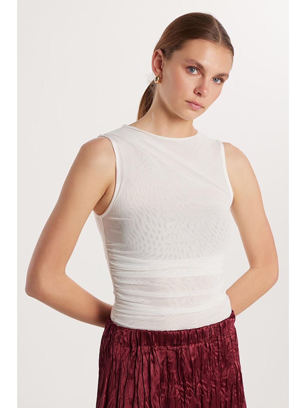 Kadın Slim Fit Sıfır Kol Düz Bisiklet Yaka Ekru Bluz