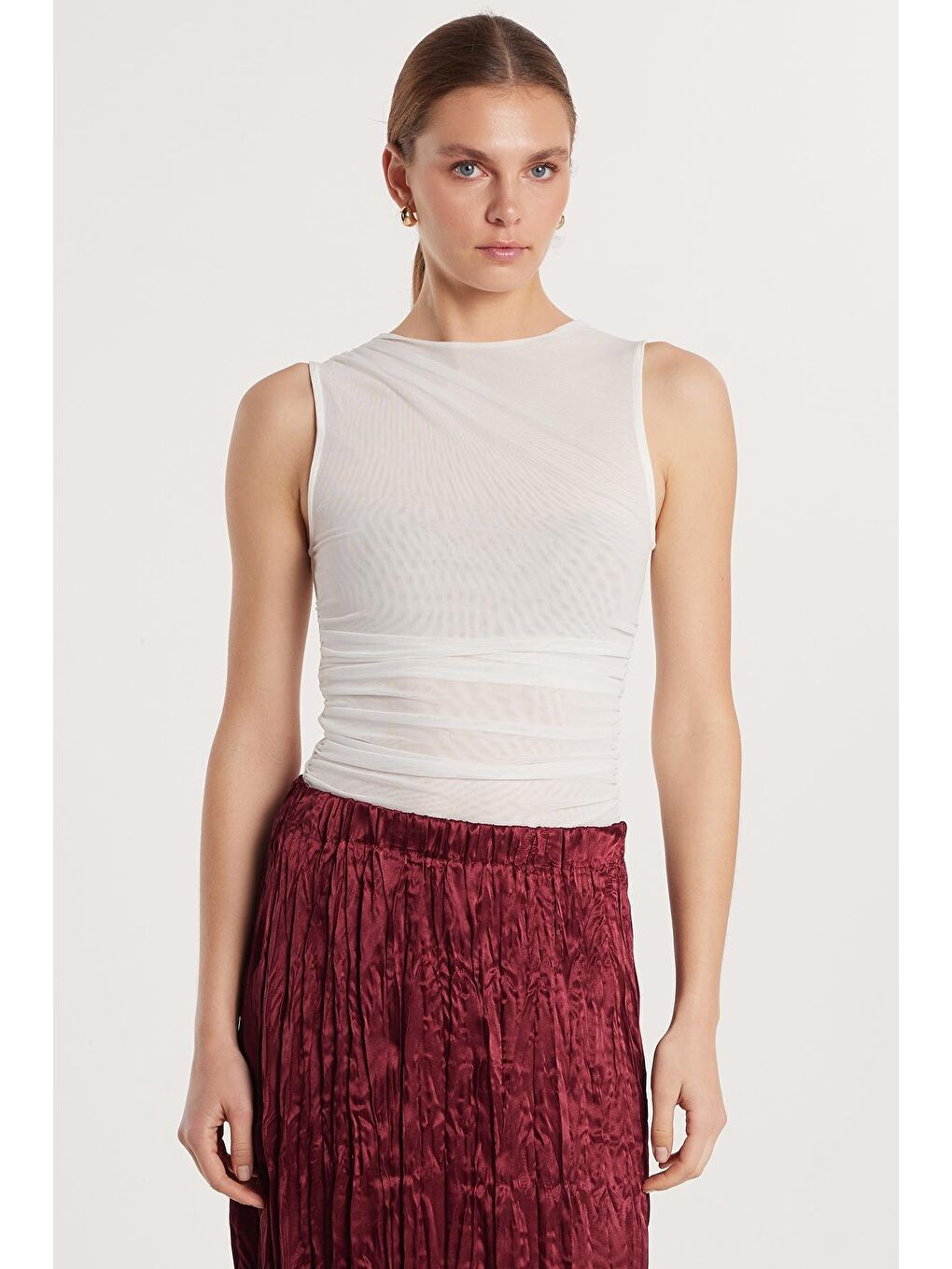 Kadın Slim Fit Sıfır Kol Düz Bisiklet Yaka Ekru Bluz-1