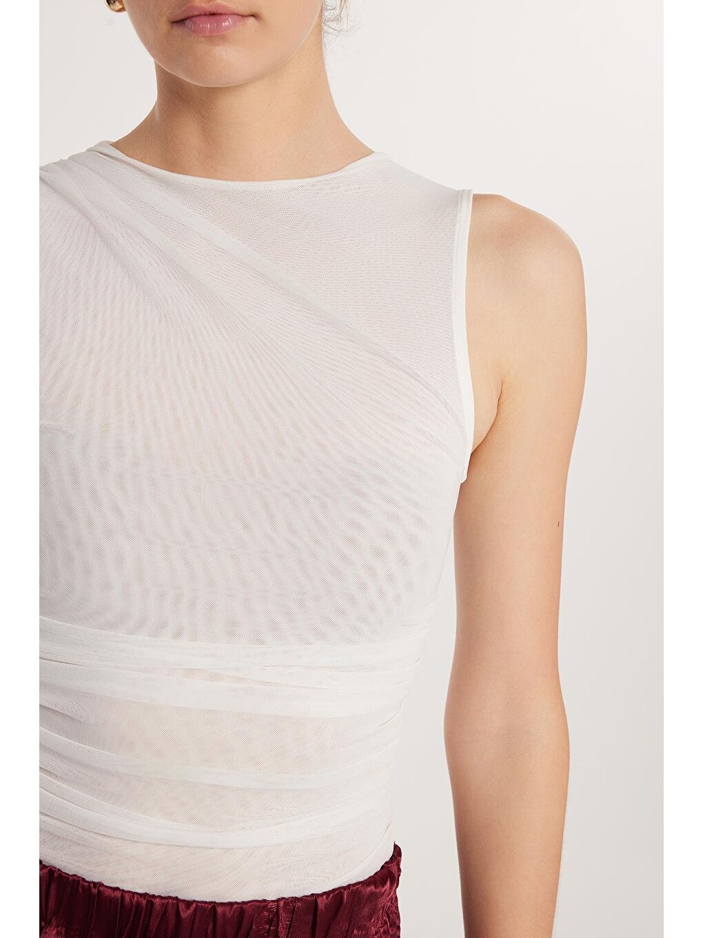 Kadın Slim Fit Sıfır Kol Düz Bisiklet Yaka Ekru Bluz-2