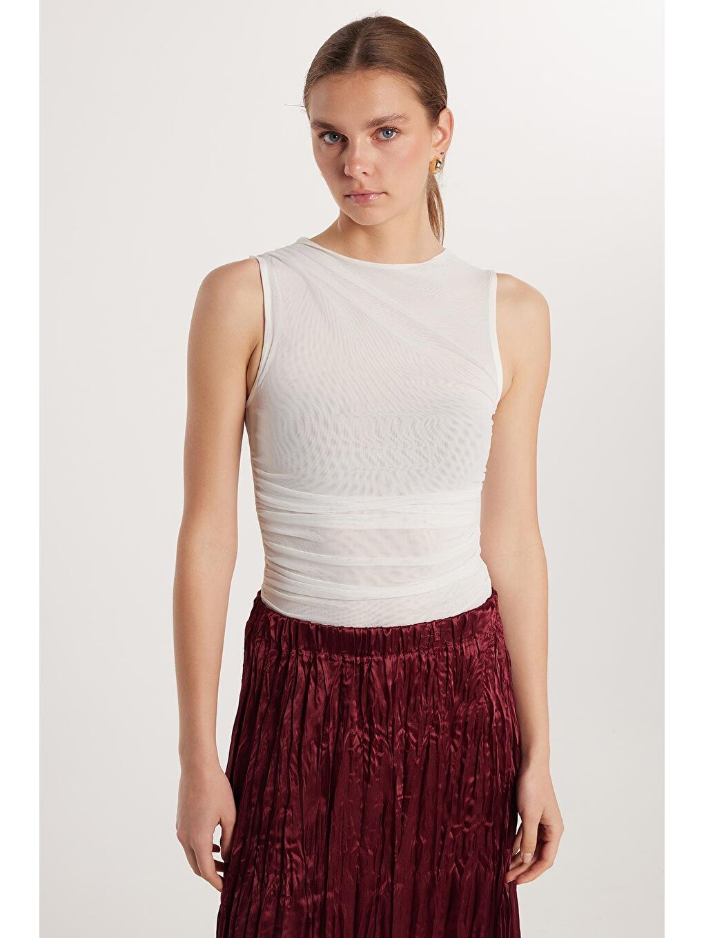 Kadın Slim Fit Sıfır Kol Düz Bisiklet Yaka Ekru Bluz-3