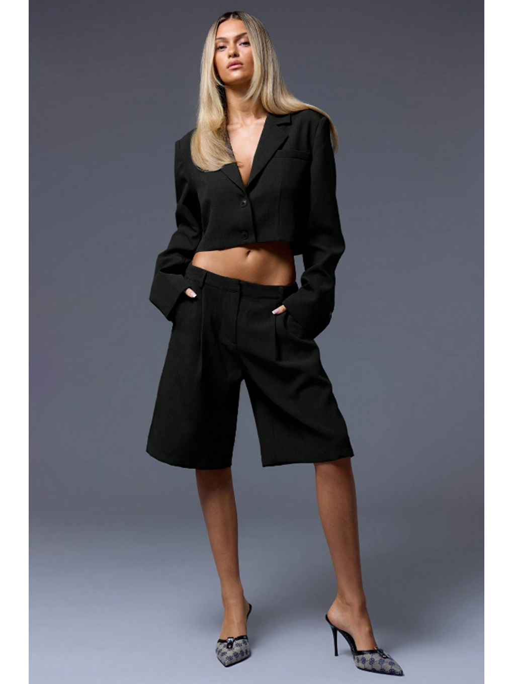 Siyah Pileli Kadın Bermuda Şort