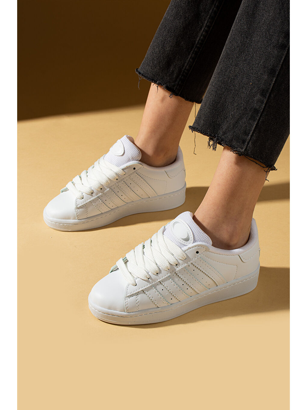 Beyaz Kalın Bağcıklı Şerit Detaylı Rahat Taban Kadın Sneakers 001-3458-25