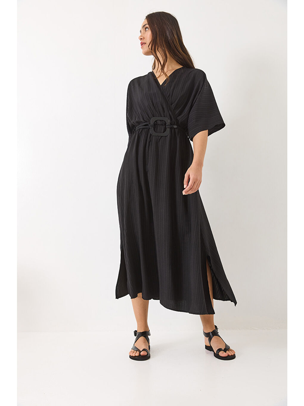 Siyah Kadın Kruvaze Yaka Yarasakol Kare Toka Detaylı Astarlı Yırtmaçlı Viskon Elbise-1