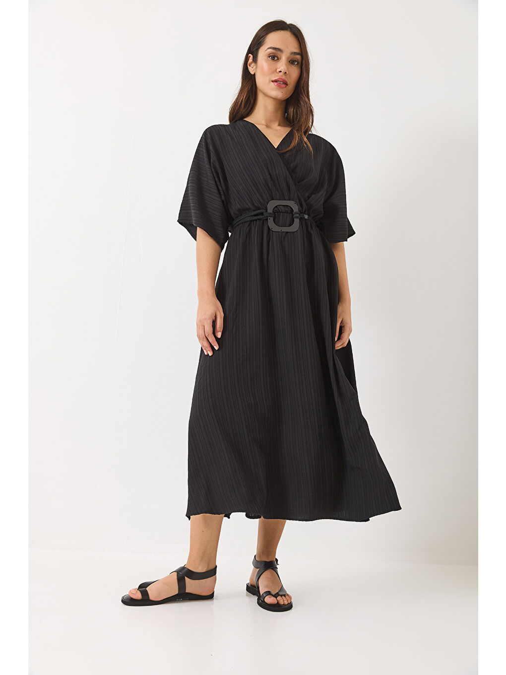 Siyah Kadın Kruvaze Yaka Yarasakol Kare Toka Detaylı Astarlı Yırtmaçlı Viskon Elbise-2