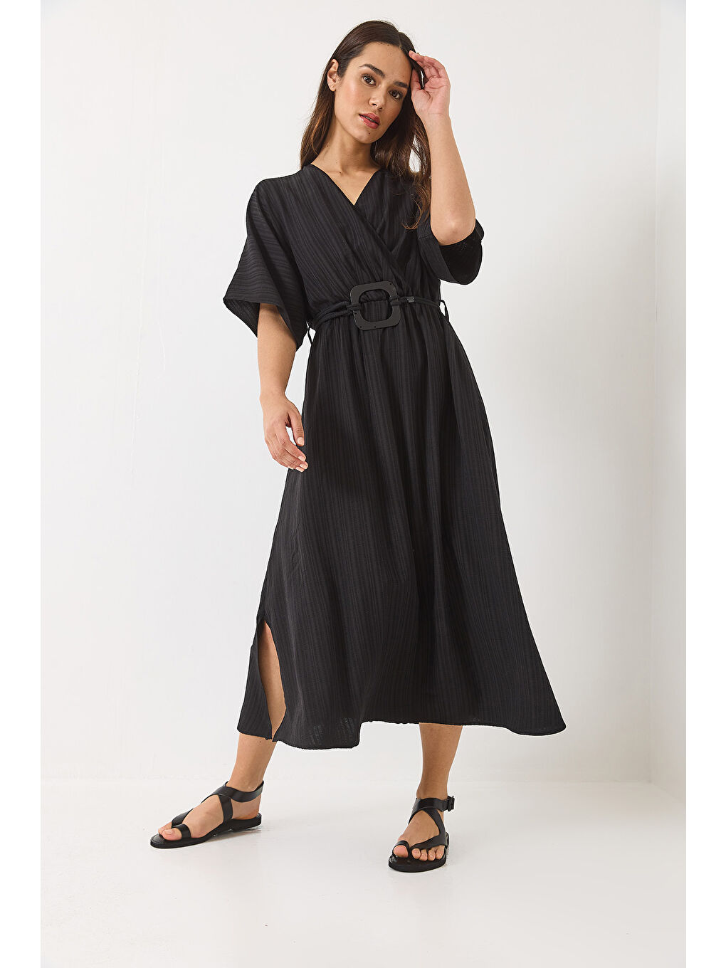 Siyah Kadın Kruvaze Yaka Yarasakol Kare Toka Detaylı Astarlı Yırtmaçlı Viskon Elbise-3