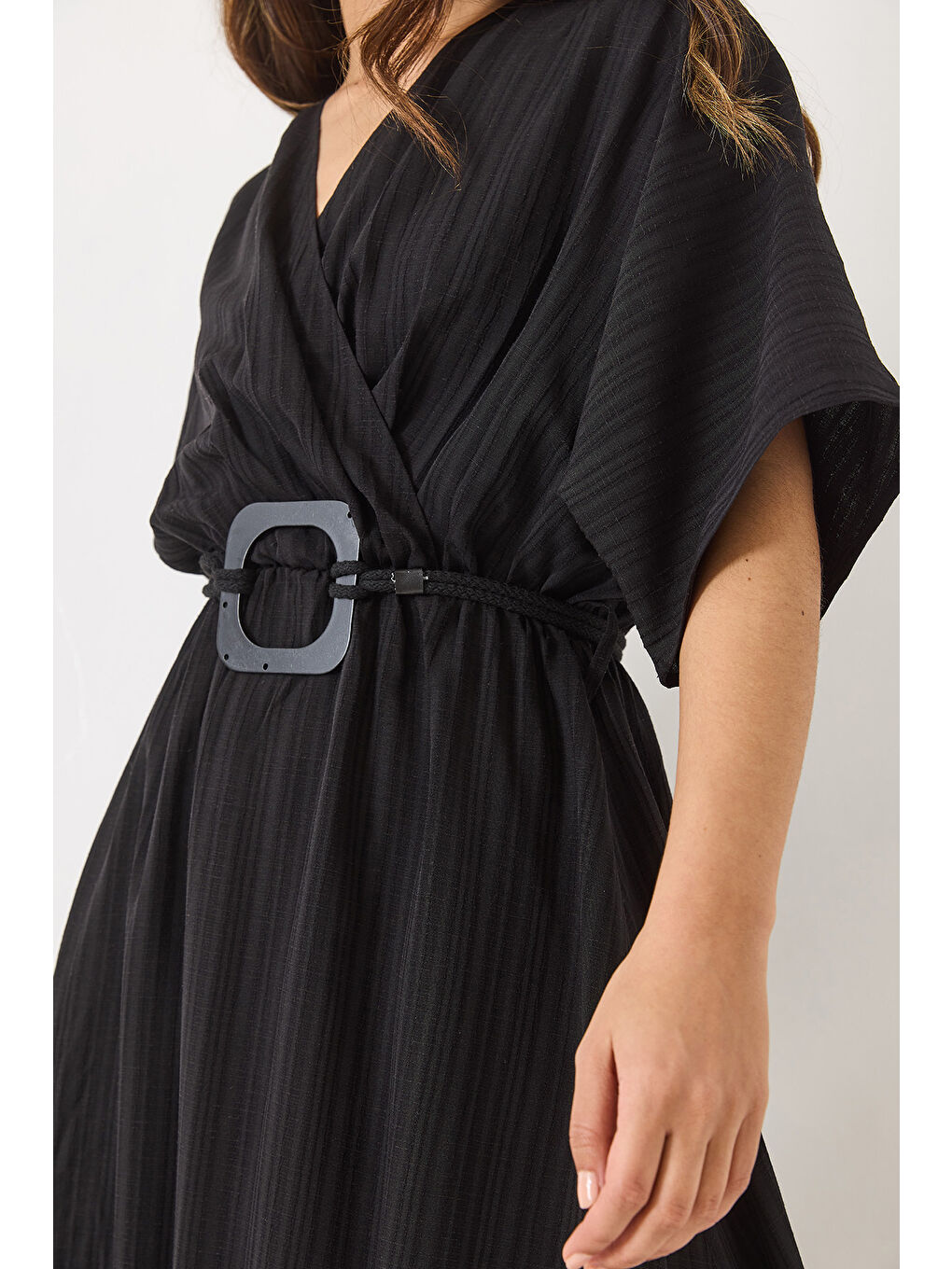 Siyah Kadın Kruvaze Yaka Yarasakol Kare Toka Detaylı Astarlı Yırtmaçlı Viskon Elbise-4