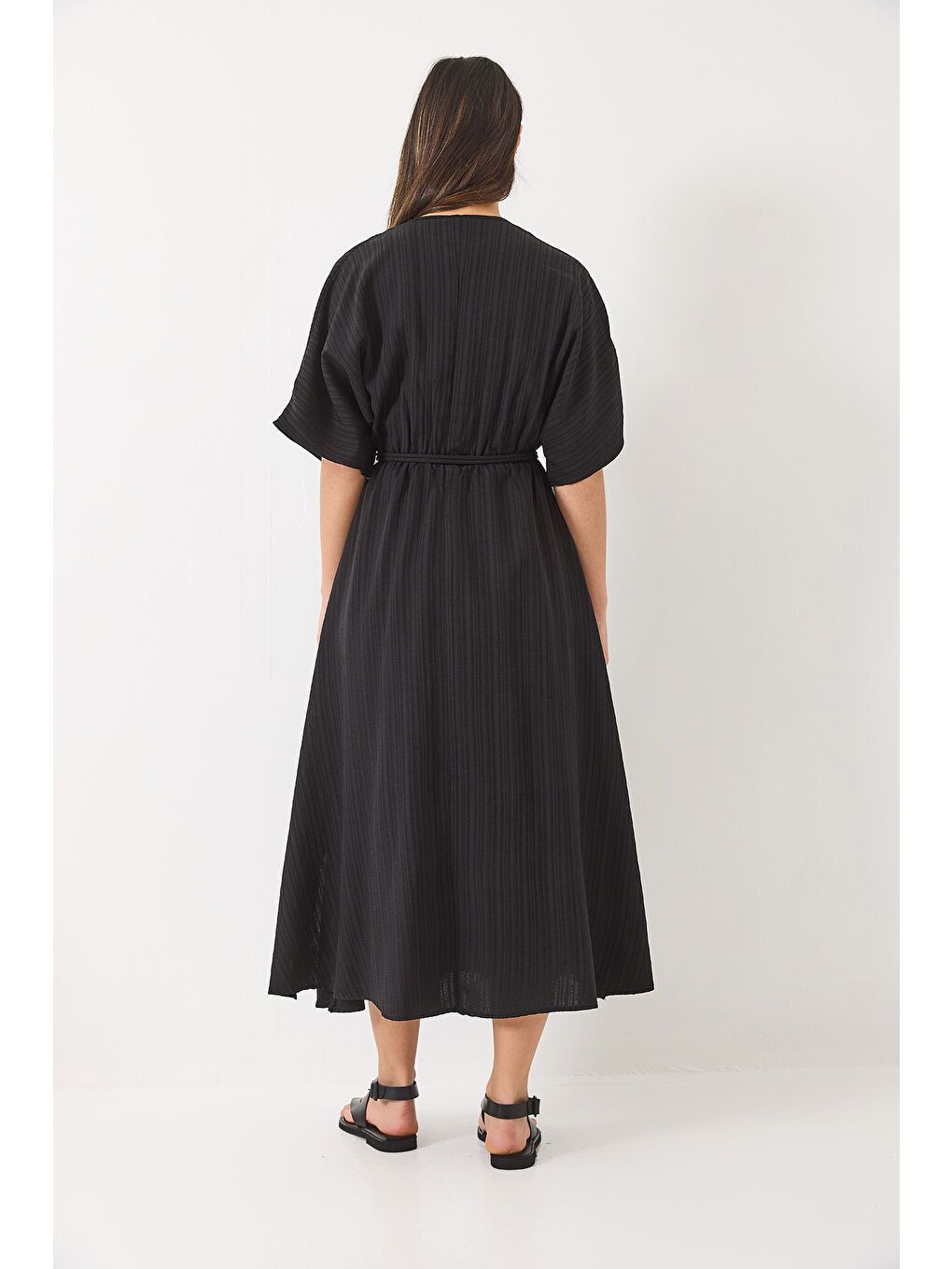 Siyah Kadın Kruvaze Yaka Yarasakol Kare Toka Detaylı Astarlı Yırtmaçlı Viskon Elbise-5