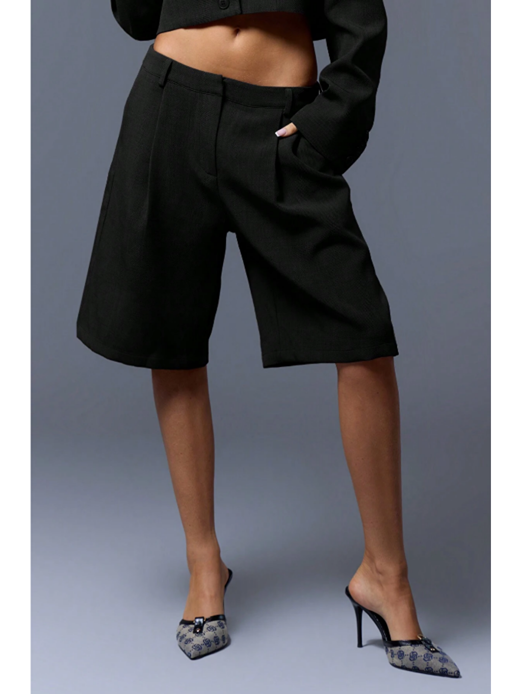 Siyah Pileli Kadın Bermuda Şort-1