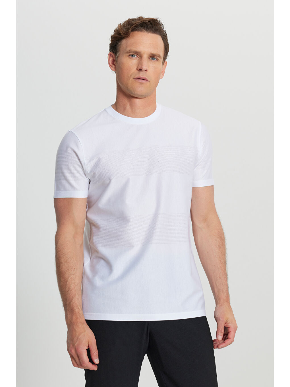 Erkek Beyaz %100 Pamuk Dar Kesim Bisiklet Yaka Jakarlı Tişört