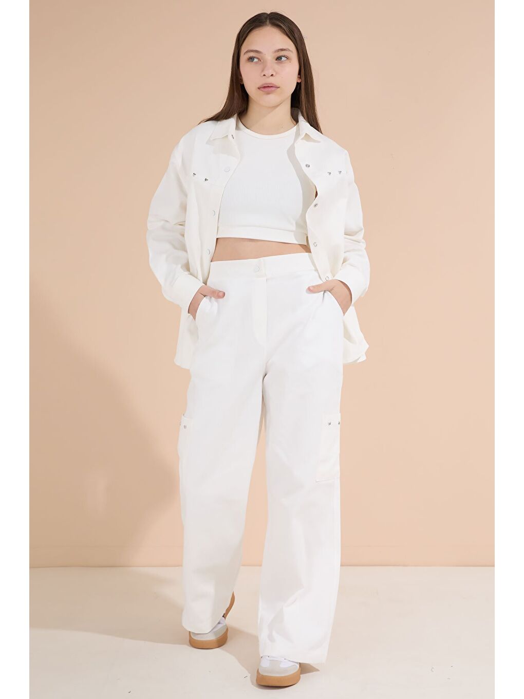 Beyaz Kalp İşlemeli Gömlekli Geniş Paça Pantolonlu Kız Çocuk Gabardin Takım 23553-4