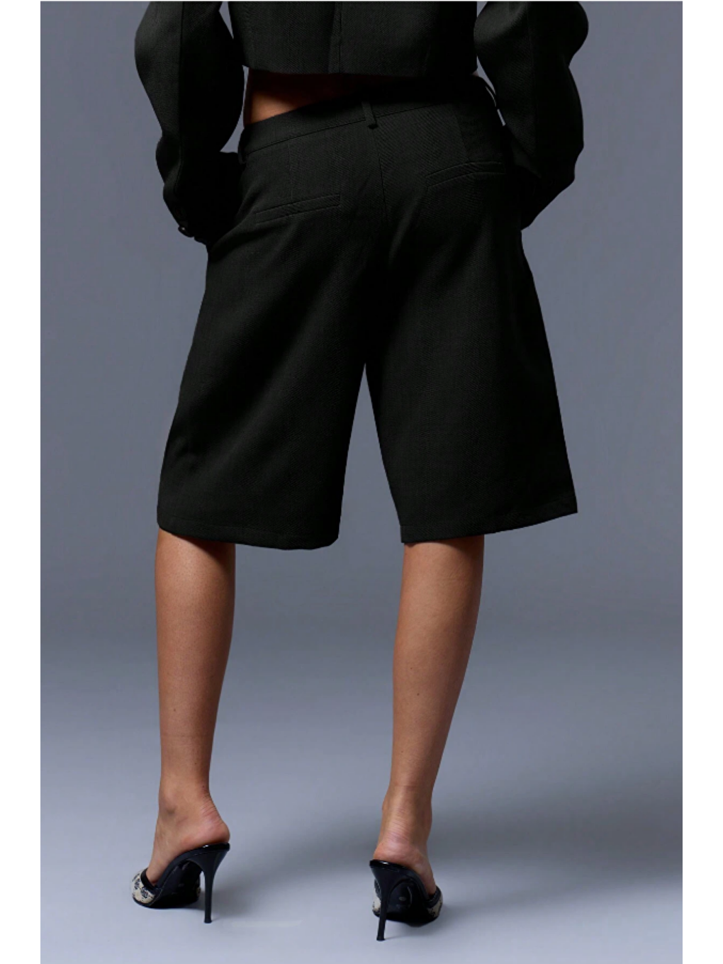 Siyah Pileli Kadın Bermuda Şort-2