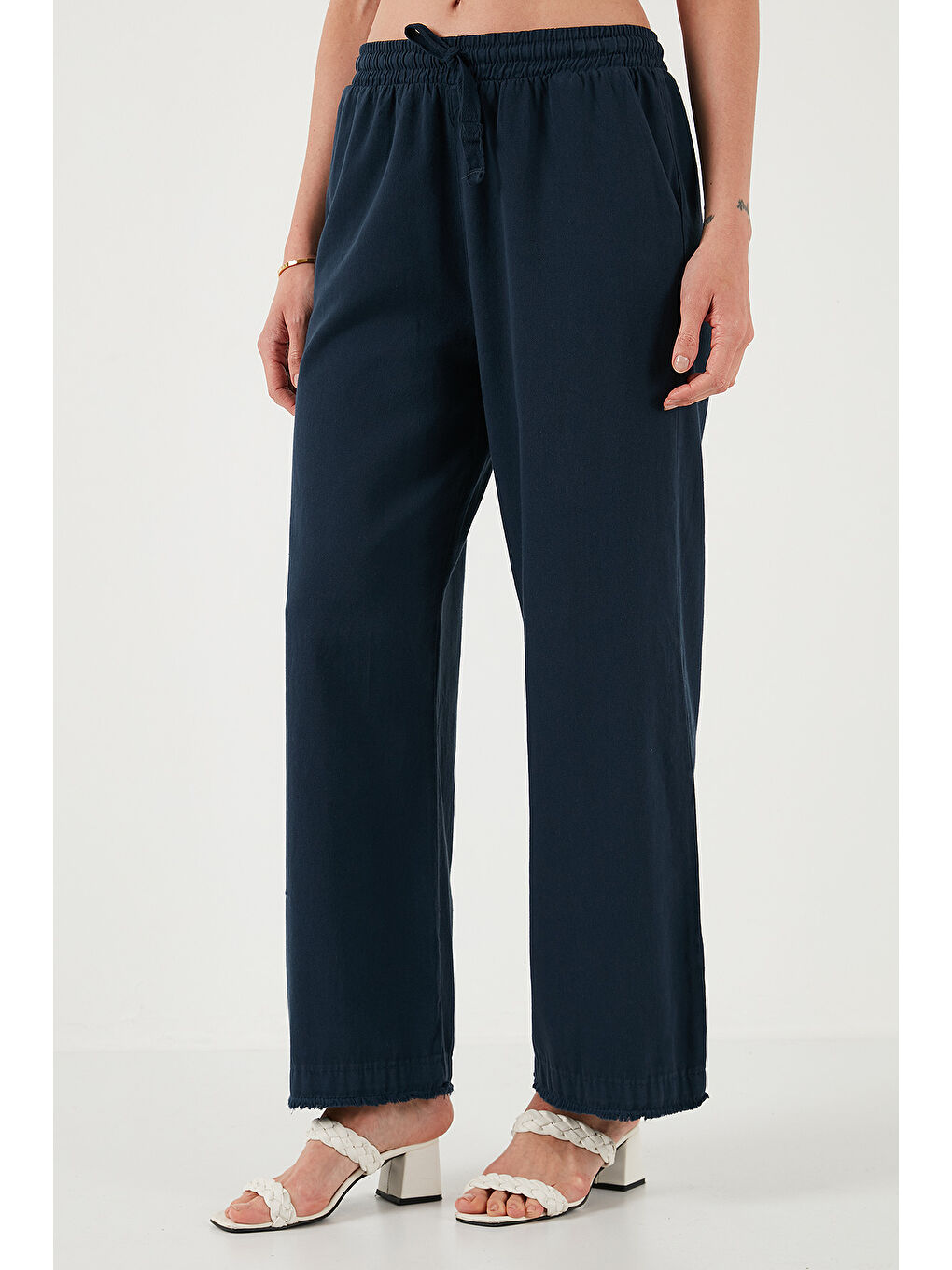 Lacivert Pamuklu Belden Bağlamalı Yüksek Bel Geniş Paça Cepli Regular Fit Kadın Pantolon 668Yp4760-4