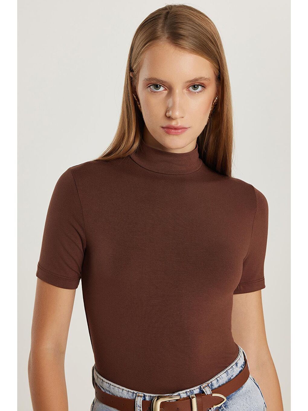 Kadın Standart Fit Kısa Kollu Yarım Balıkçı Yaka Kahverengi Bluz-1