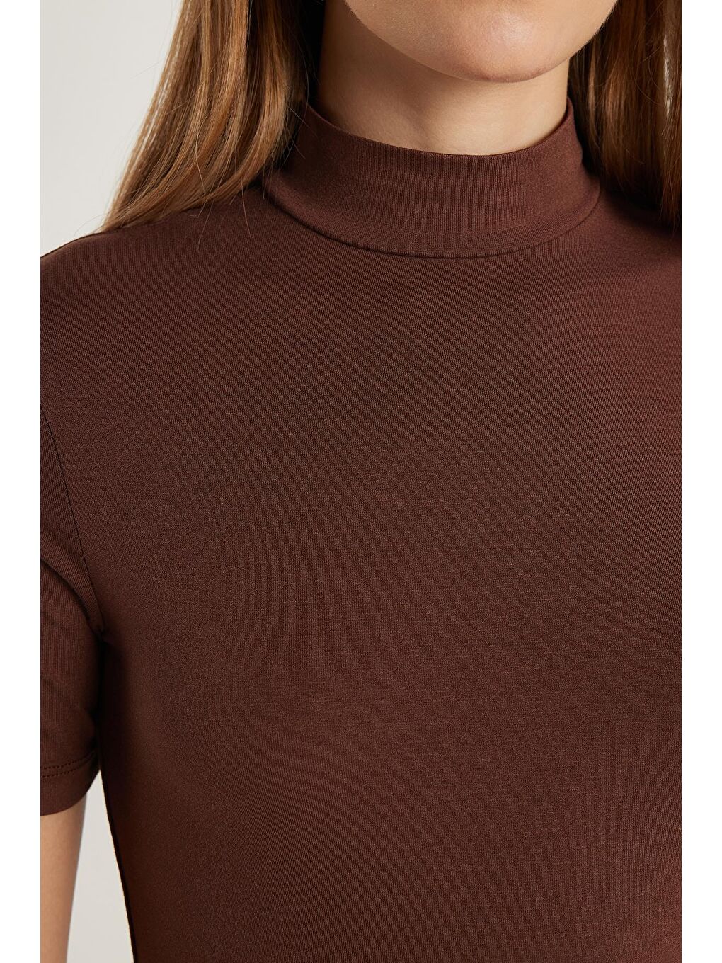 Kadın Standart Fit Kısa Kollu Yarım Balıkçı Yaka Kahverengi Bluz-2