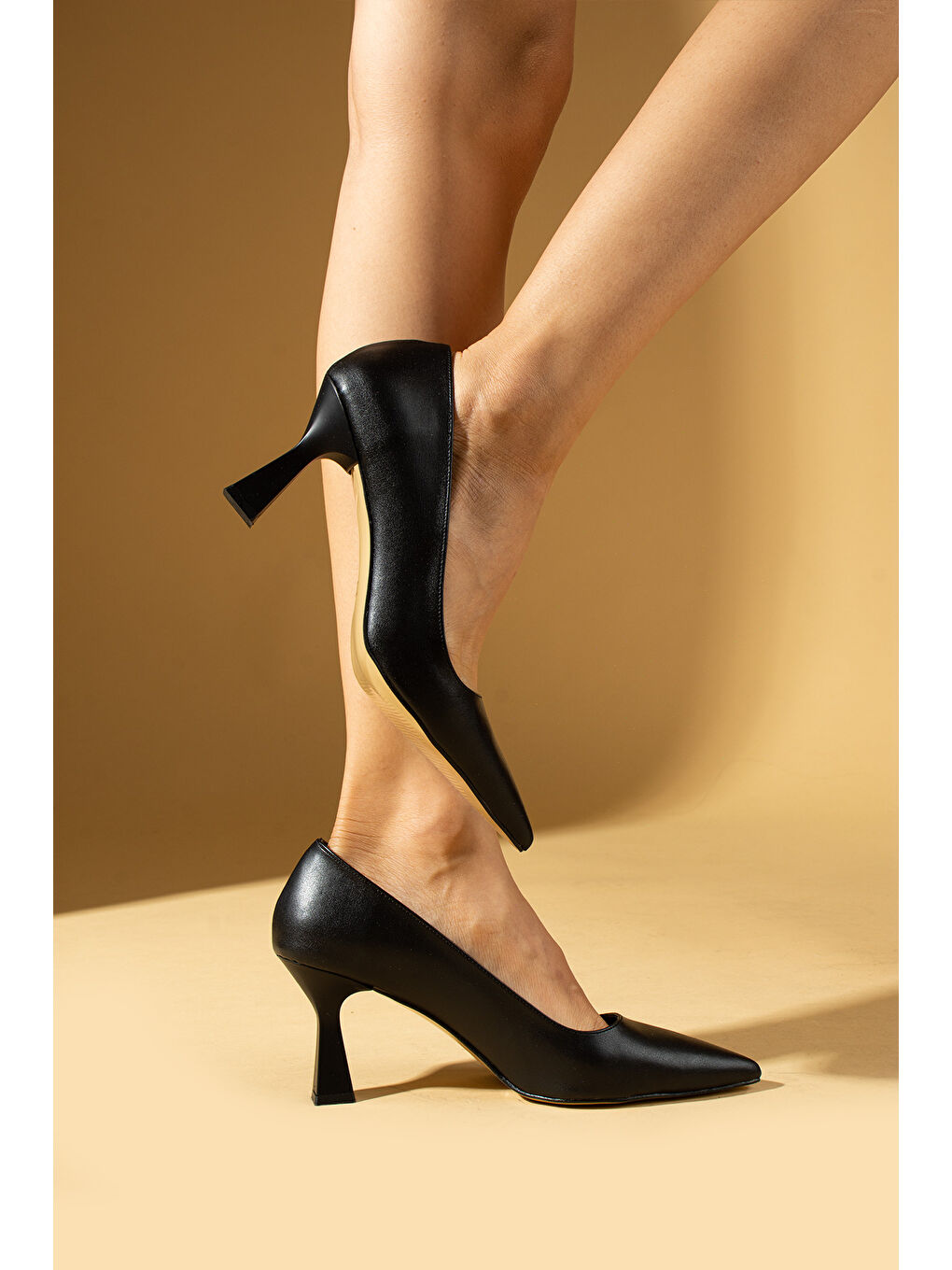 Siyah Kadeh Topuklu Rahat Kalıp Kadın Topuklu Ayakkabı 009-2430-24-1