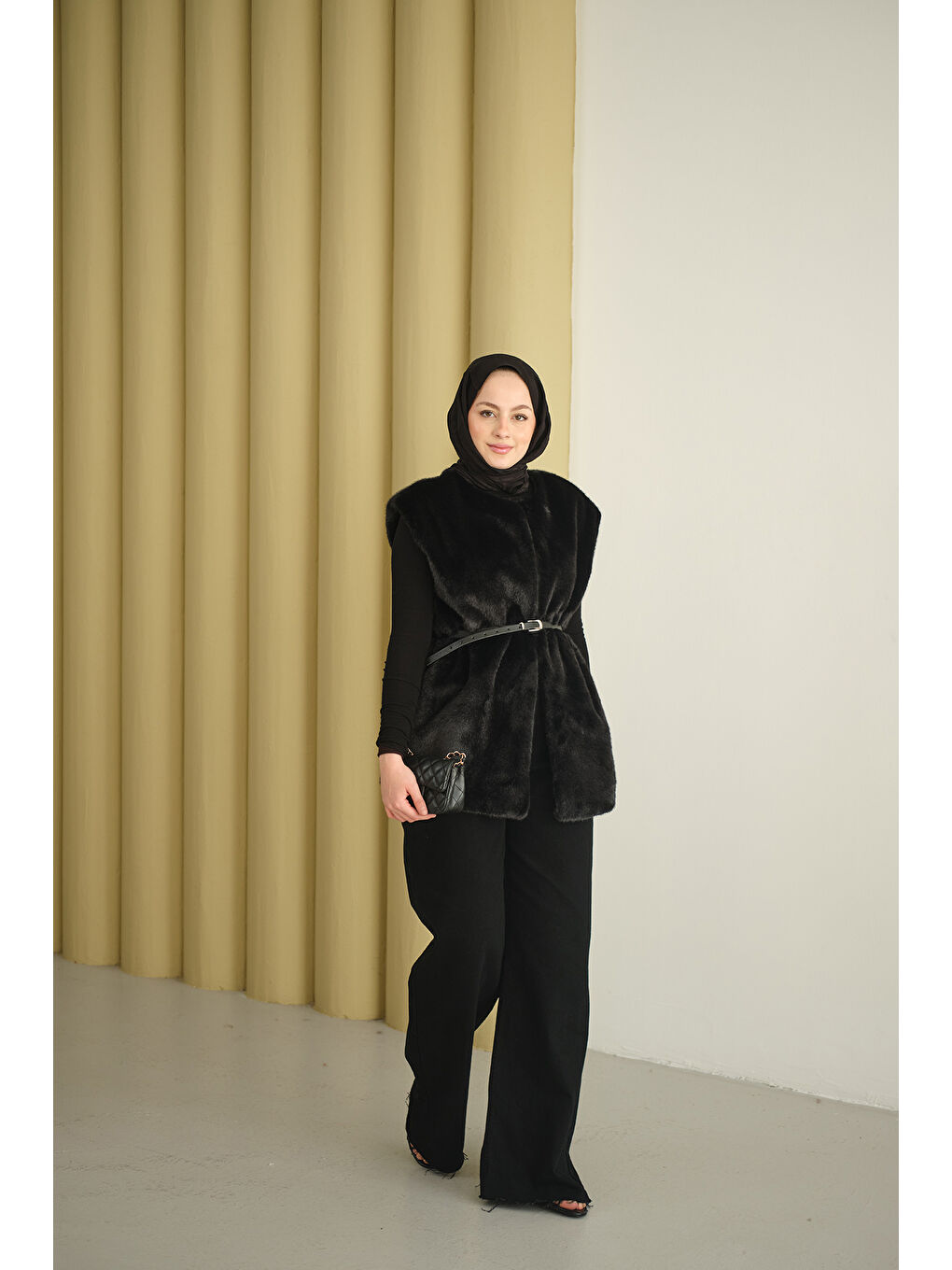 Kadın Kemer Detay Pelüş Yelek Siyah-1