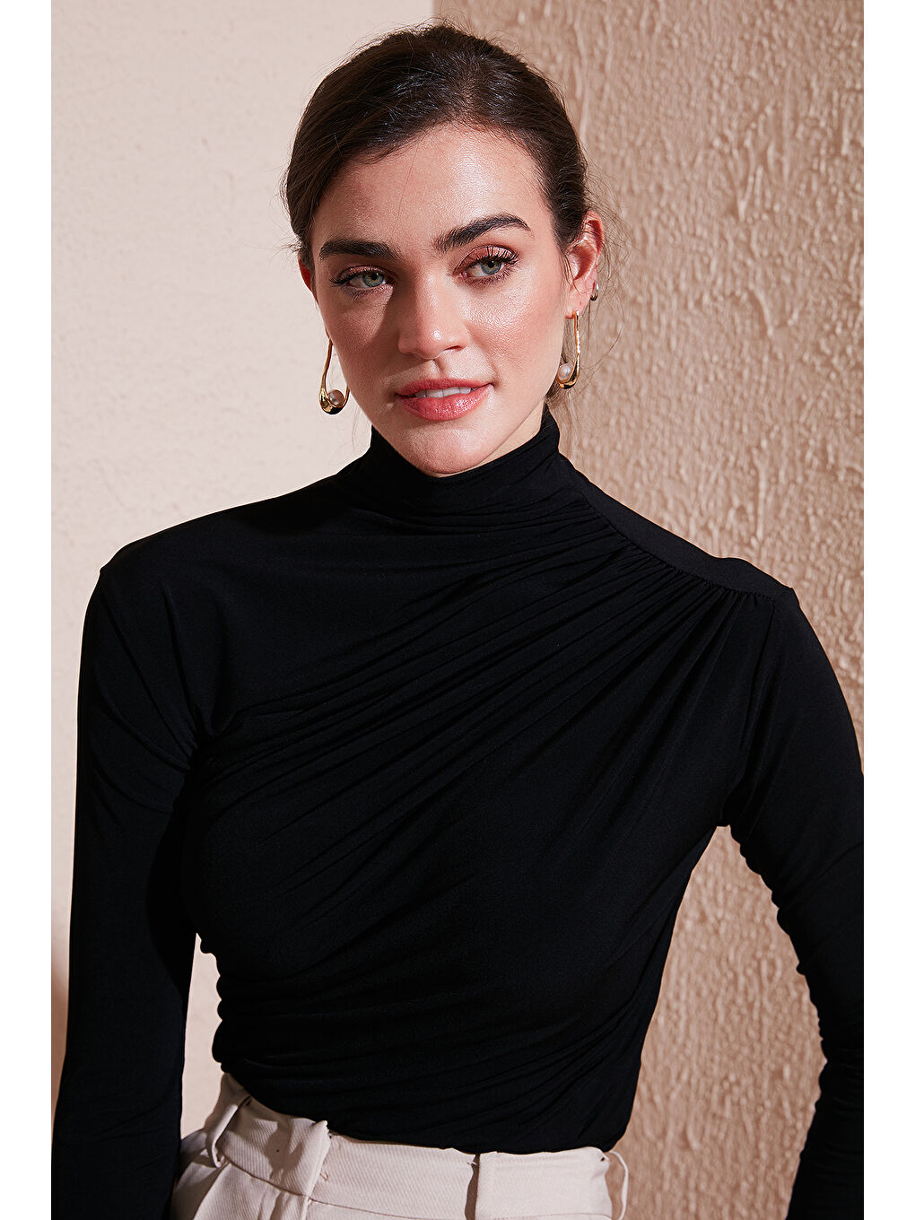 Siyah Streç Büzgü Detaylı Slim Fit Dik Yaka Kadın Bluz 669925