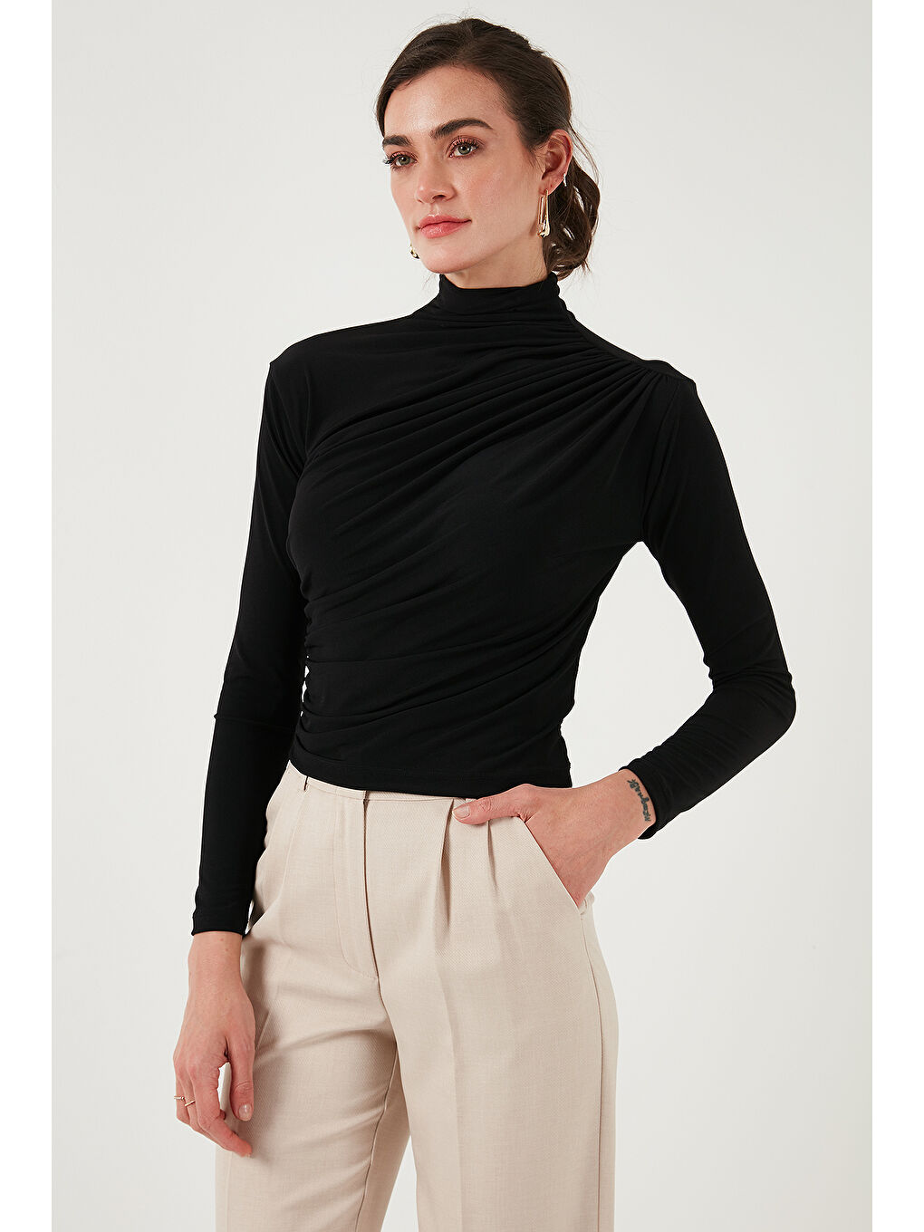 Siyah Streç Büzgü Detaylı Slim Fit Dik Yaka Kadın Bluz 669925-3