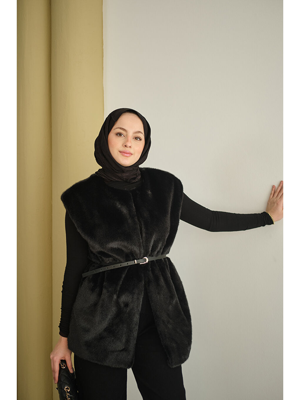 Kadın Kemer Detay Pelüş Yelek Siyah-3