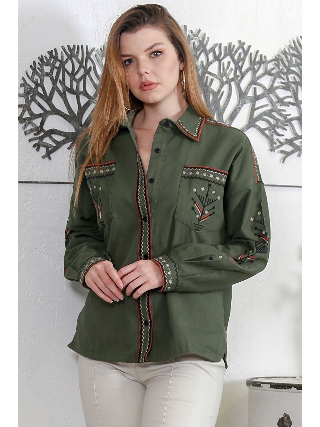 Koyu Yeşil Gömlek Yaka Uzun Kol Çift Cepli Yaka Ve Kol Ucu Nakışlı Dokuma Casual Gömlek-1