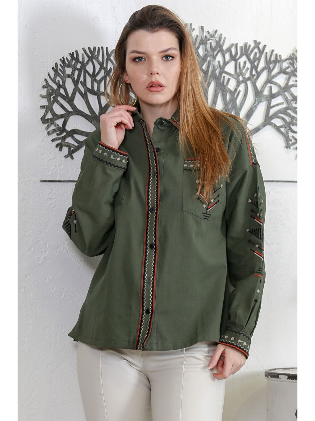 Koyu Yeşil Gömlek Yaka Uzun Kol Çift Cepli Yaka Ve Kol Ucu Nakışlı Dokuma Casual Gömlek-3