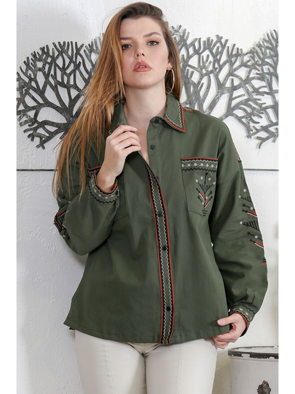 Koyu Yeşil Gömlek Yaka Uzun Kol Çift Cepli Yaka Ve Kol Ucu Nakışlı Dokuma Casual Gömlek-4