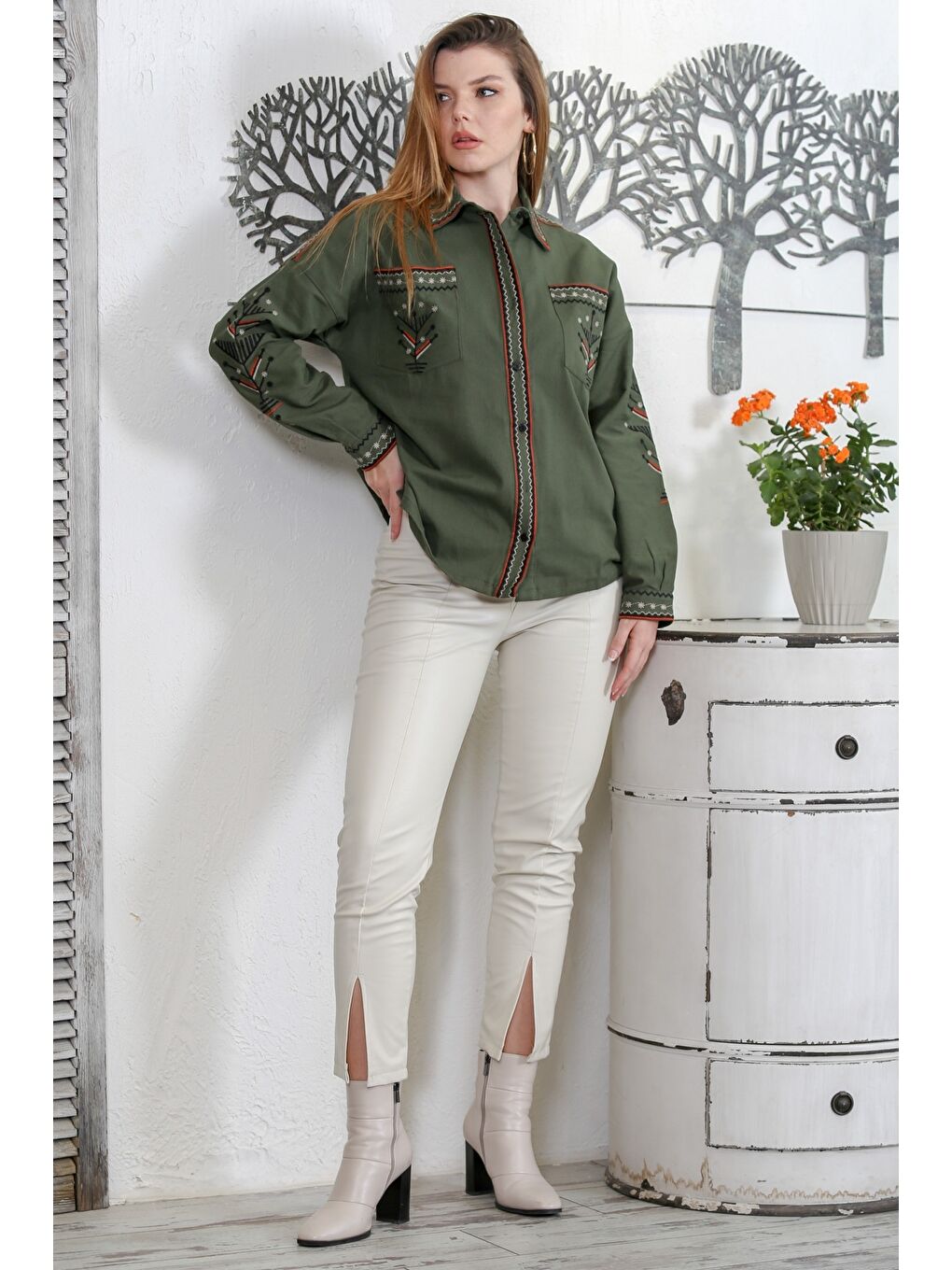 Koyu Yeşil Gömlek Yaka Uzun Kol Çift Cepli Yaka Ve Kol Ucu Nakışlı Dokuma Casual Gömlek-5