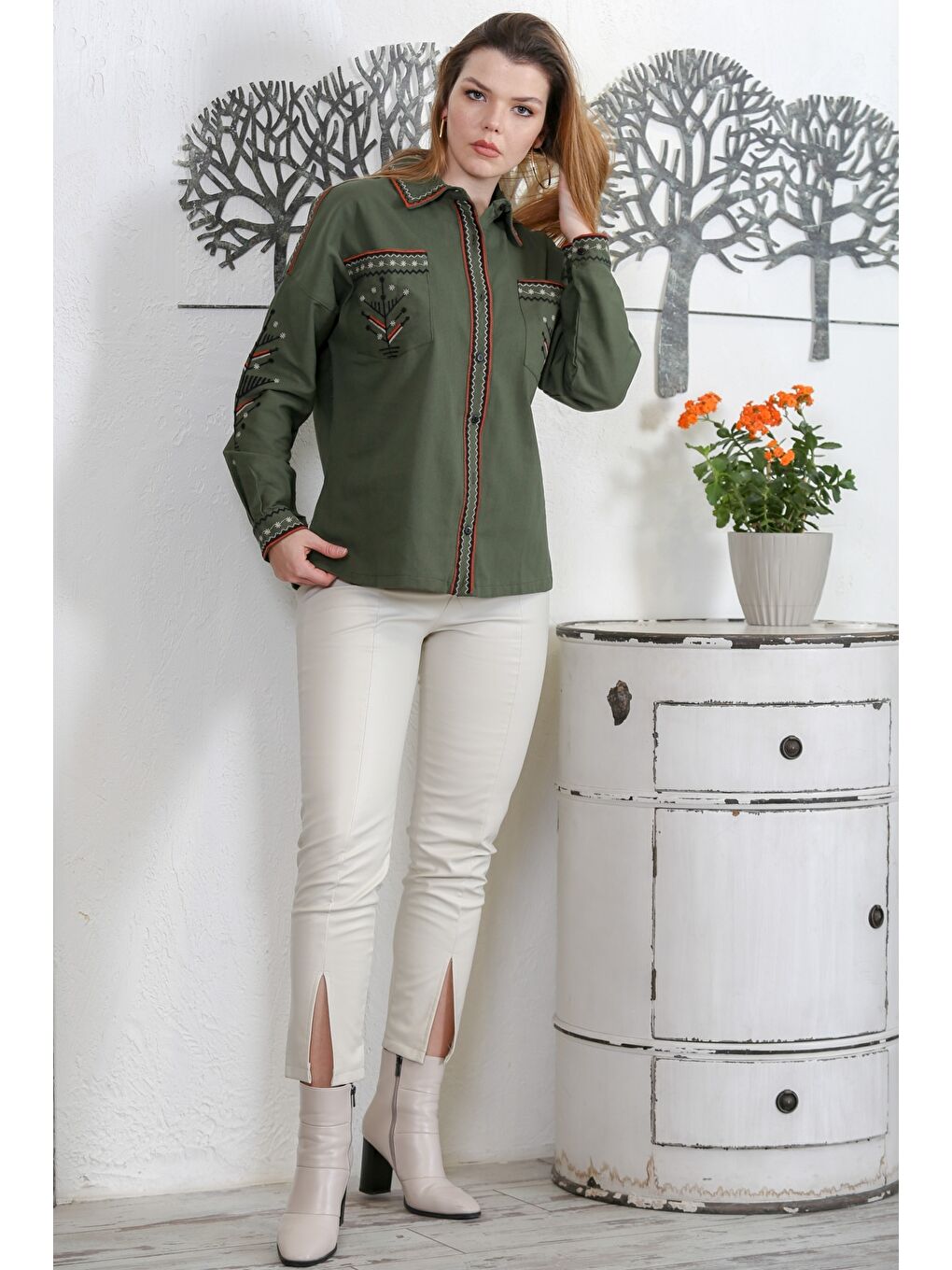 Koyu Yeşil Gömlek Yaka Uzun Kol Çift Cepli Yaka Ve Kol Ucu Nakışlı Dokuma Casual Gömlek-6