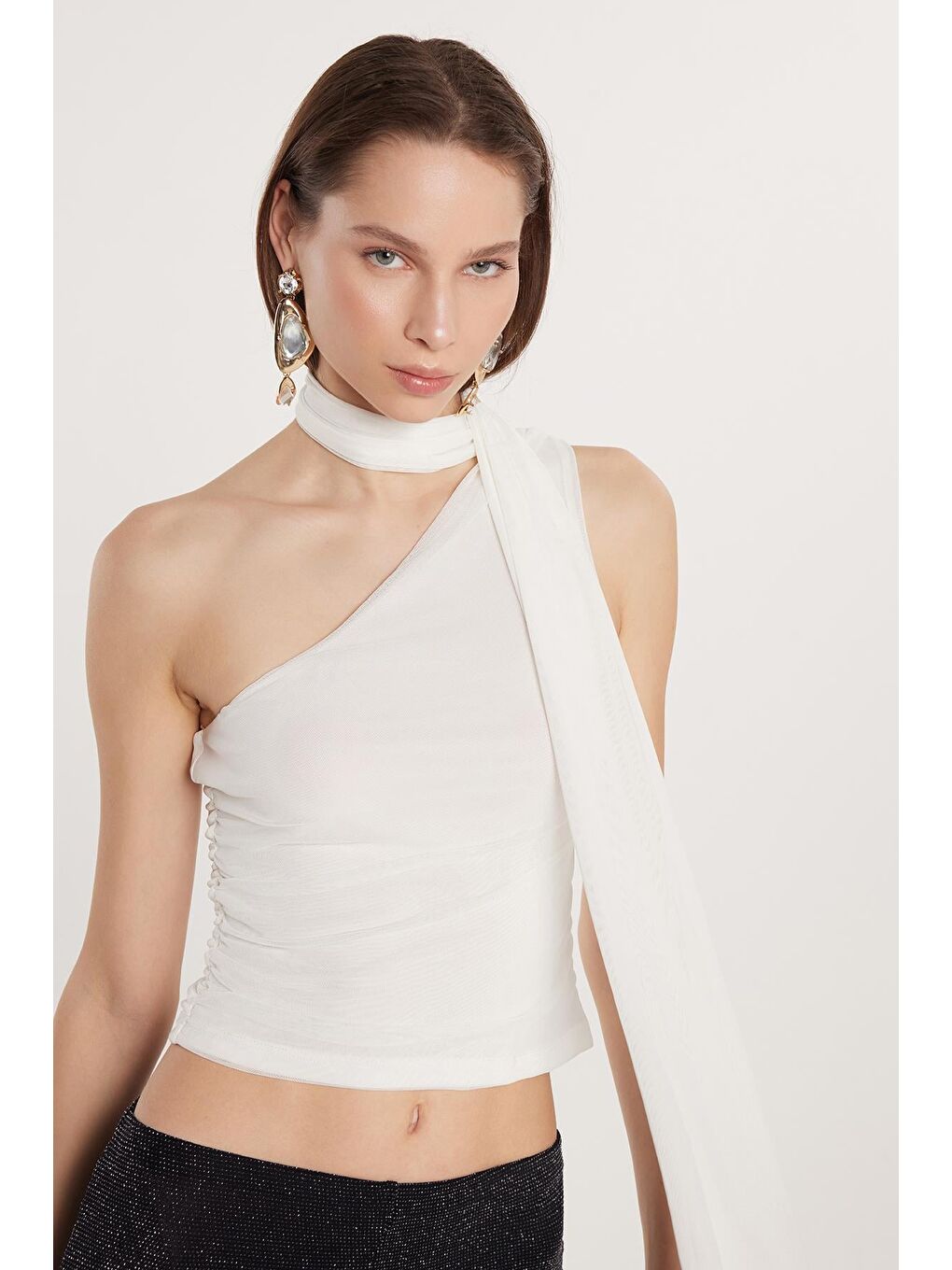 Ekru Kadın Standart Fit Tek Omuz Tül Detaylı Beyaz Bluz-1