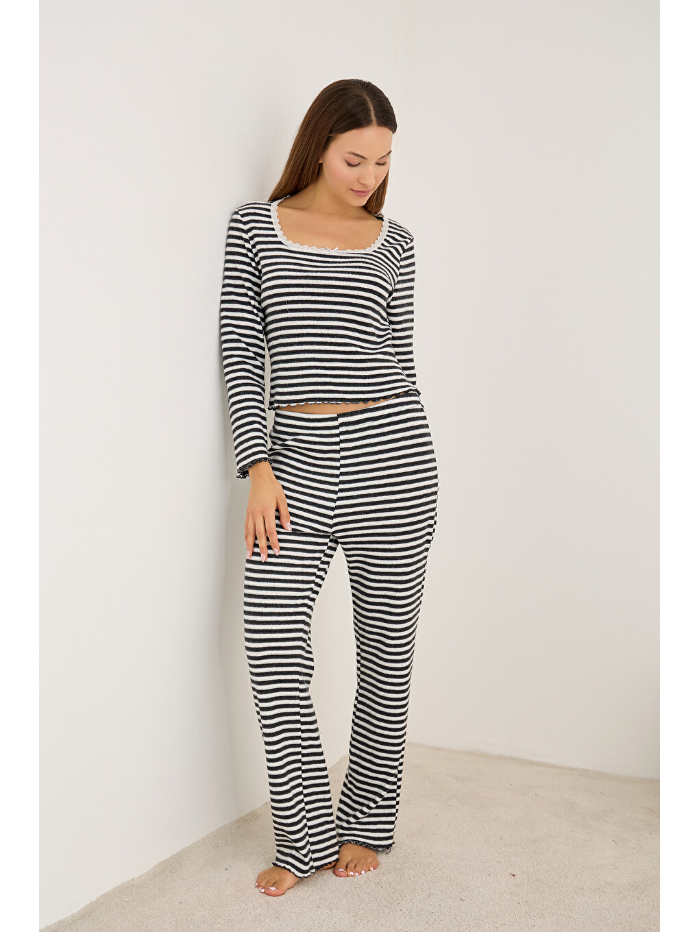 Siyah Beyaz Fırçalı Soft Fitilli Kaşkorse Dantelli Pijama Takım25226011