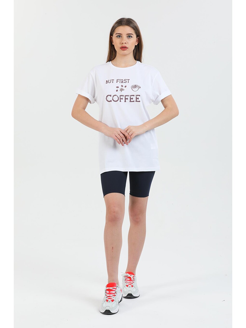 Beyaz But First Coffee Baskılı Pamuklu Bisiklet Yaka Oversize Kadın Tişört.-3