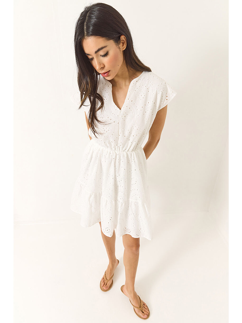 Beyaz Kadın V Yaka Beli Lastikli Astarlı Mini Fisto Elbise-1