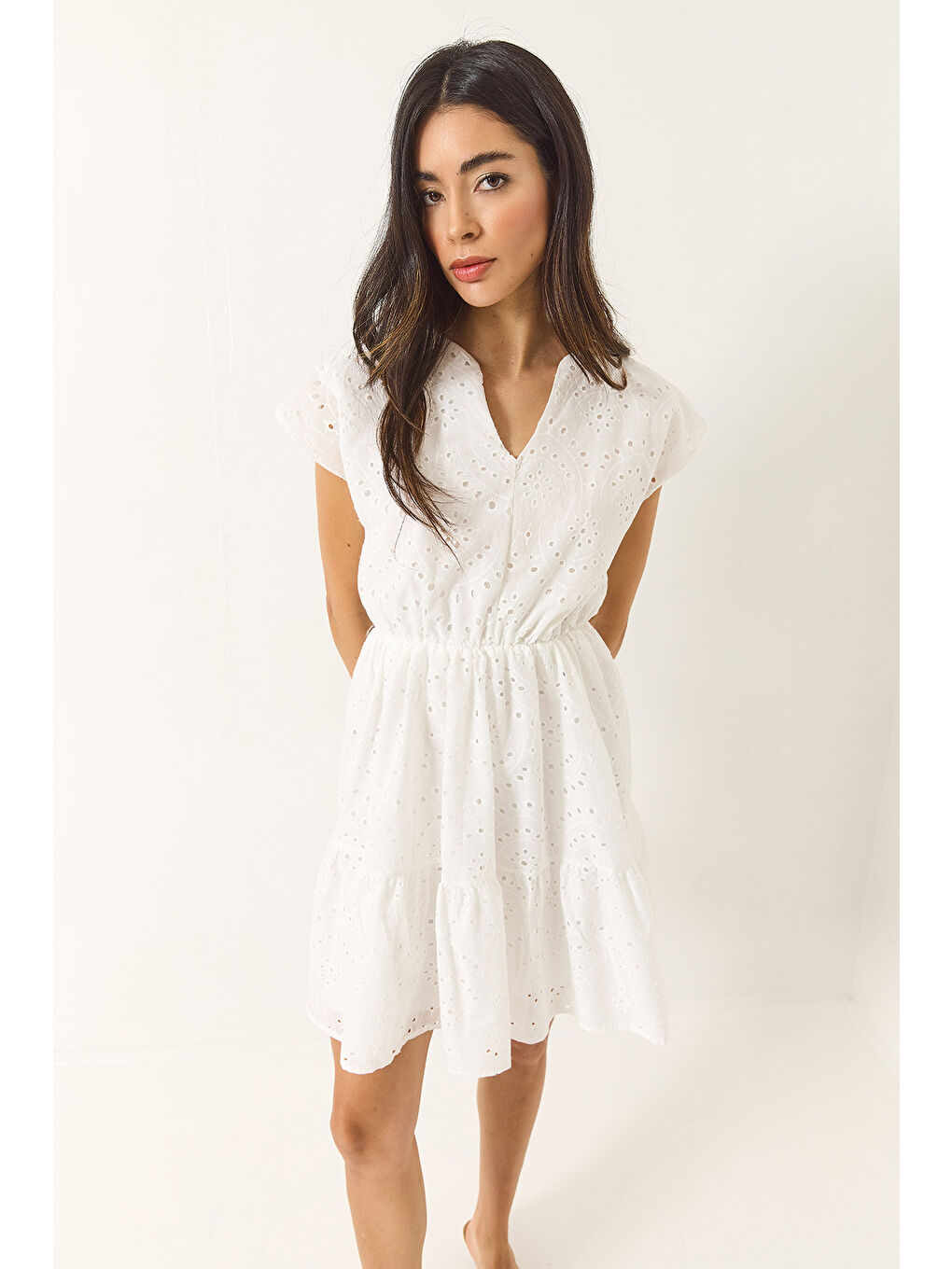 Beyaz Kadın V Yaka Beli Lastikli Astarlı Mini Fisto Elbise-4