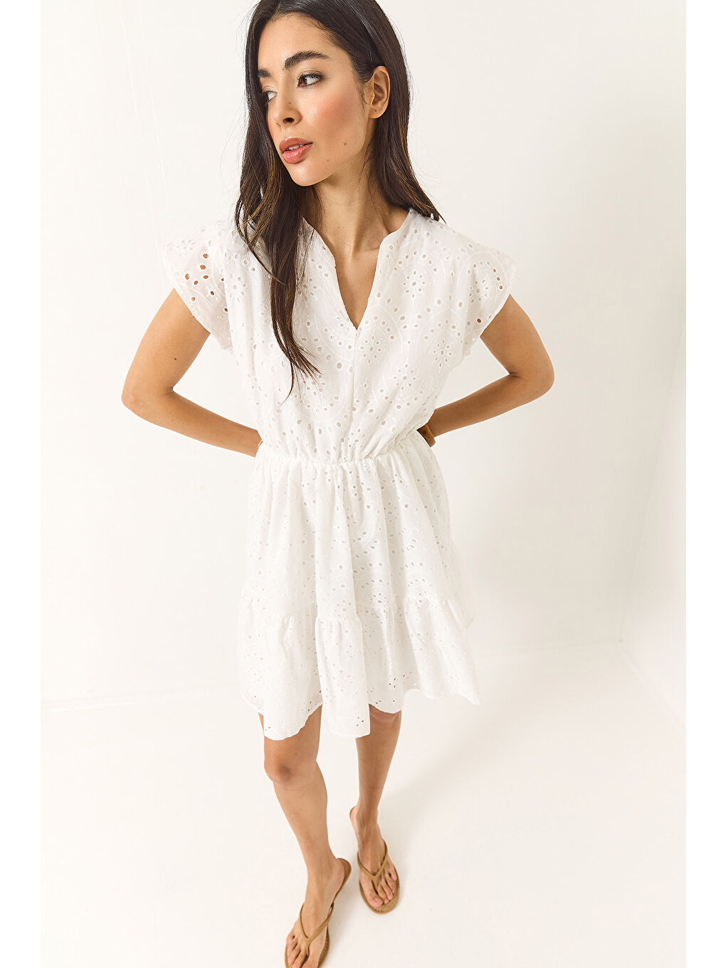 Beyaz Kadın V Yaka Beli Lastikli Astarlı Mini Fisto Elbise-5