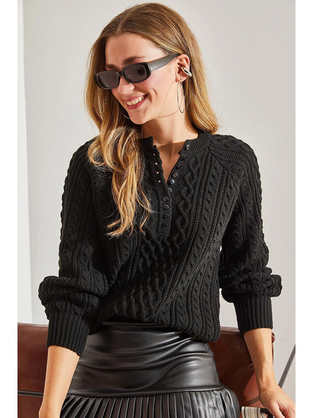 Siyah Kadın Saç Örgülü Düğmeli Triko Kazak