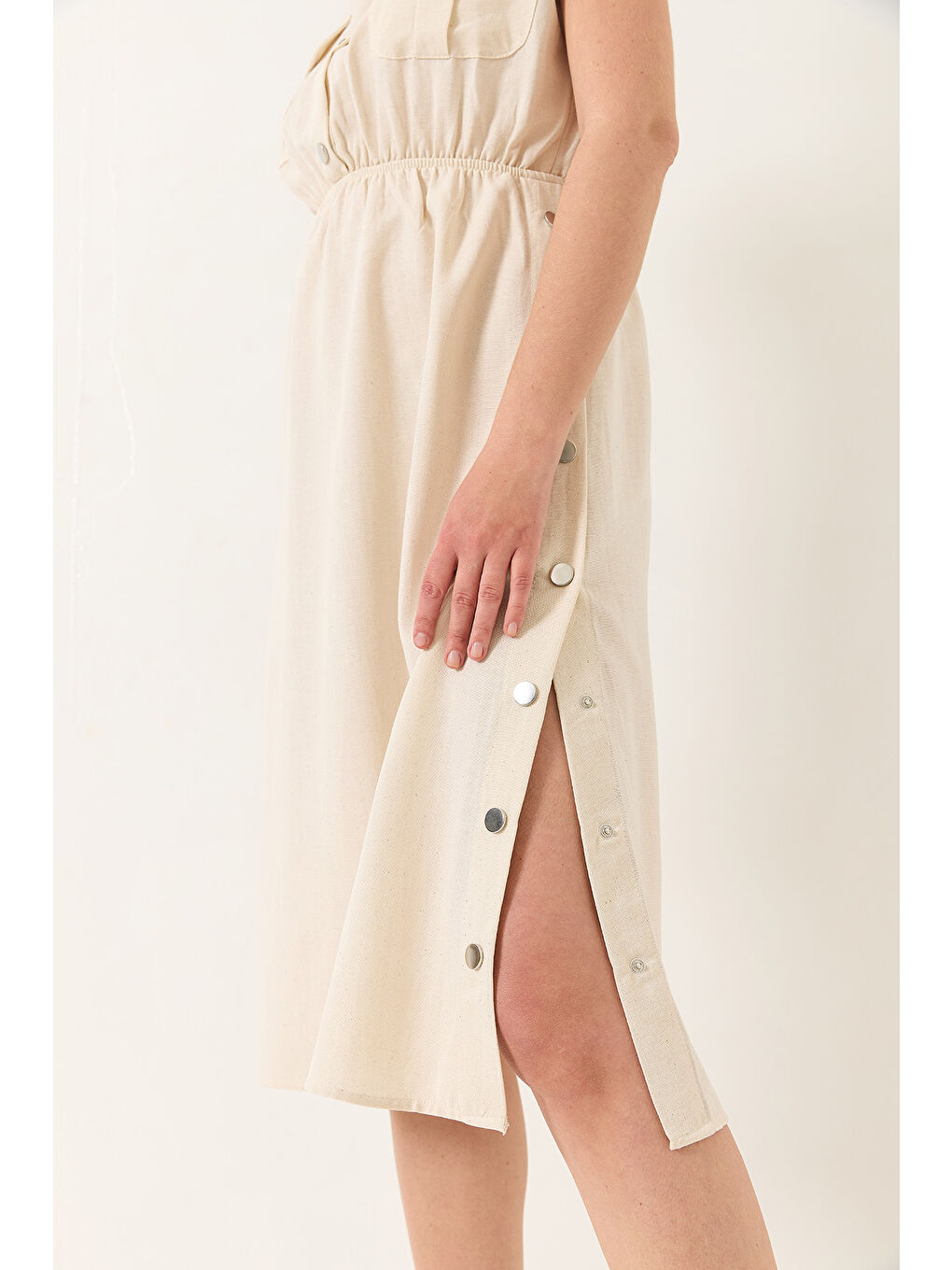 Bej Kadın Beli Lastikli Çıtçıt Detaylı Cepli Keten Elbise-6