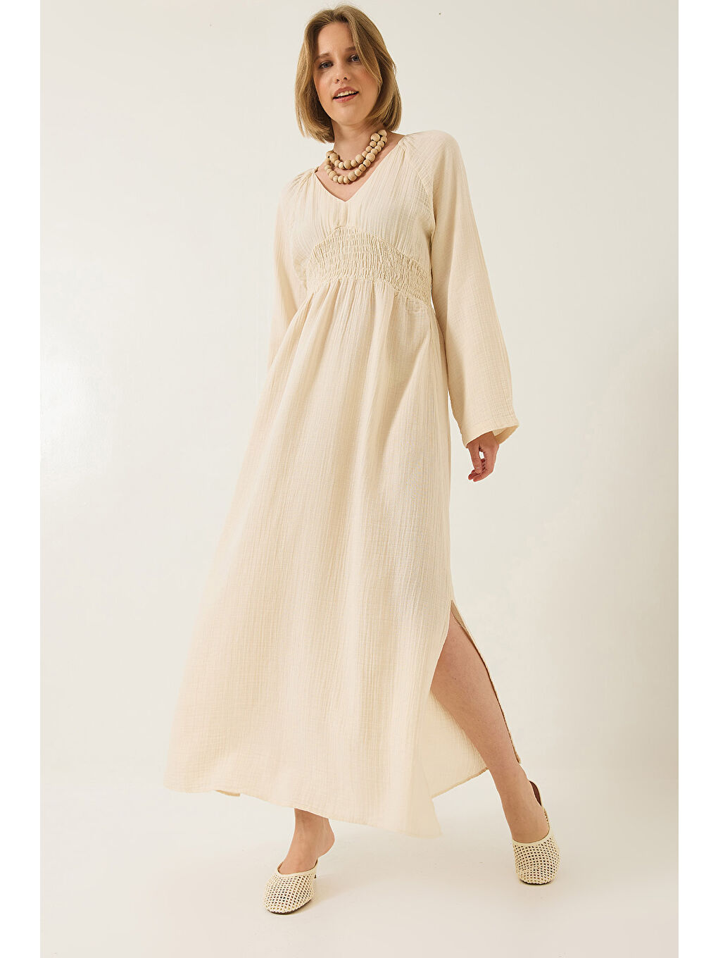 Bej Kadın V Yaka Beli Gipeli Geniş Kollu Yırtmaç Detaylı Uzun Pamuk Müslin Elbise
