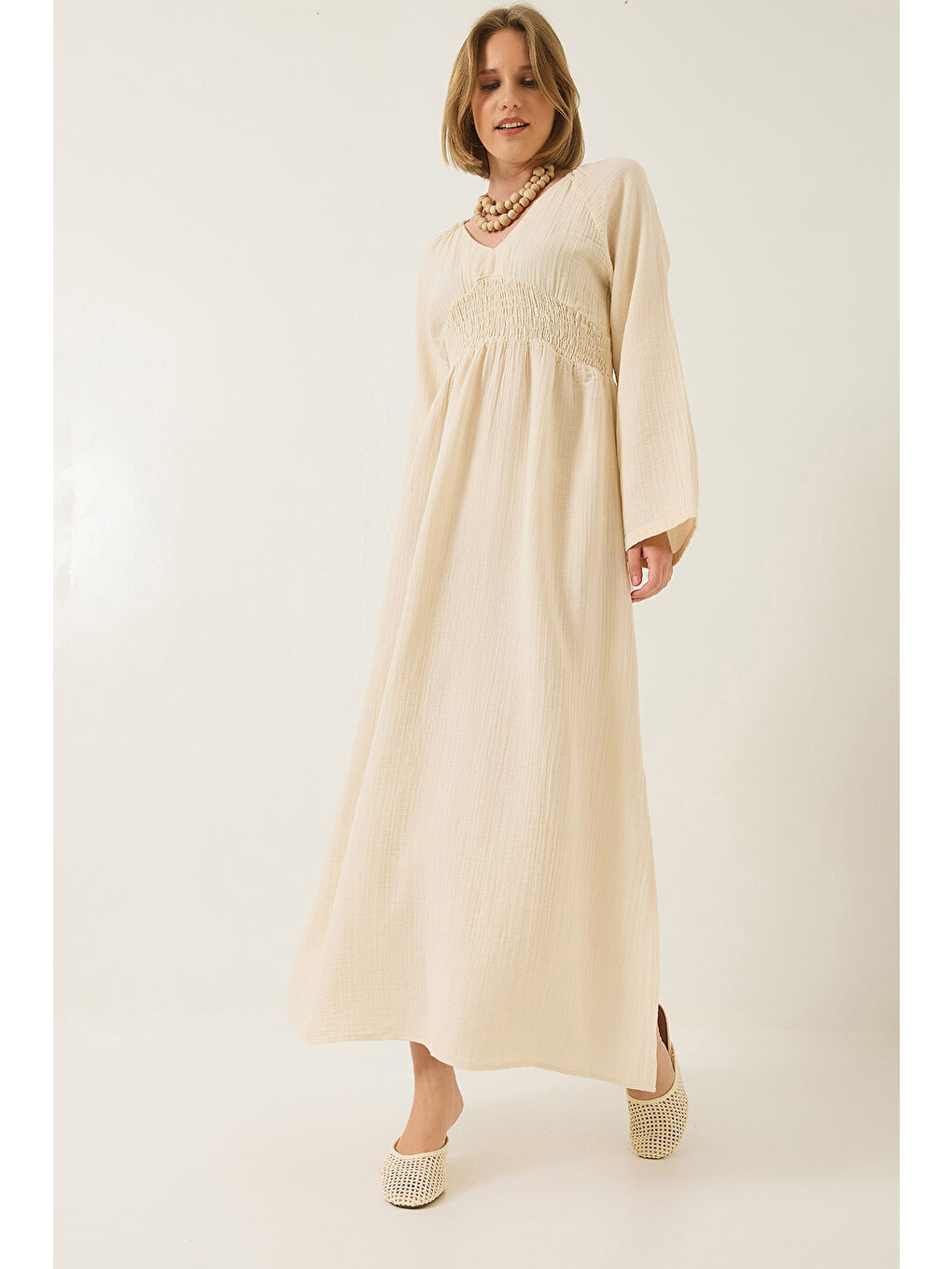 Bej Kadın V Yaka Beli Gipeli Geniş Kollu Yırtmaç Detaylı Uzun Pamuk Müslin Elbise-1