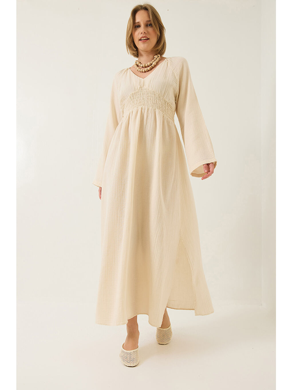 Bej Kadın V Yaka Beli Gipeli Geniş Kollu Yırtmaç Detaylı Uzun Pamuk Müslin Elbise-2