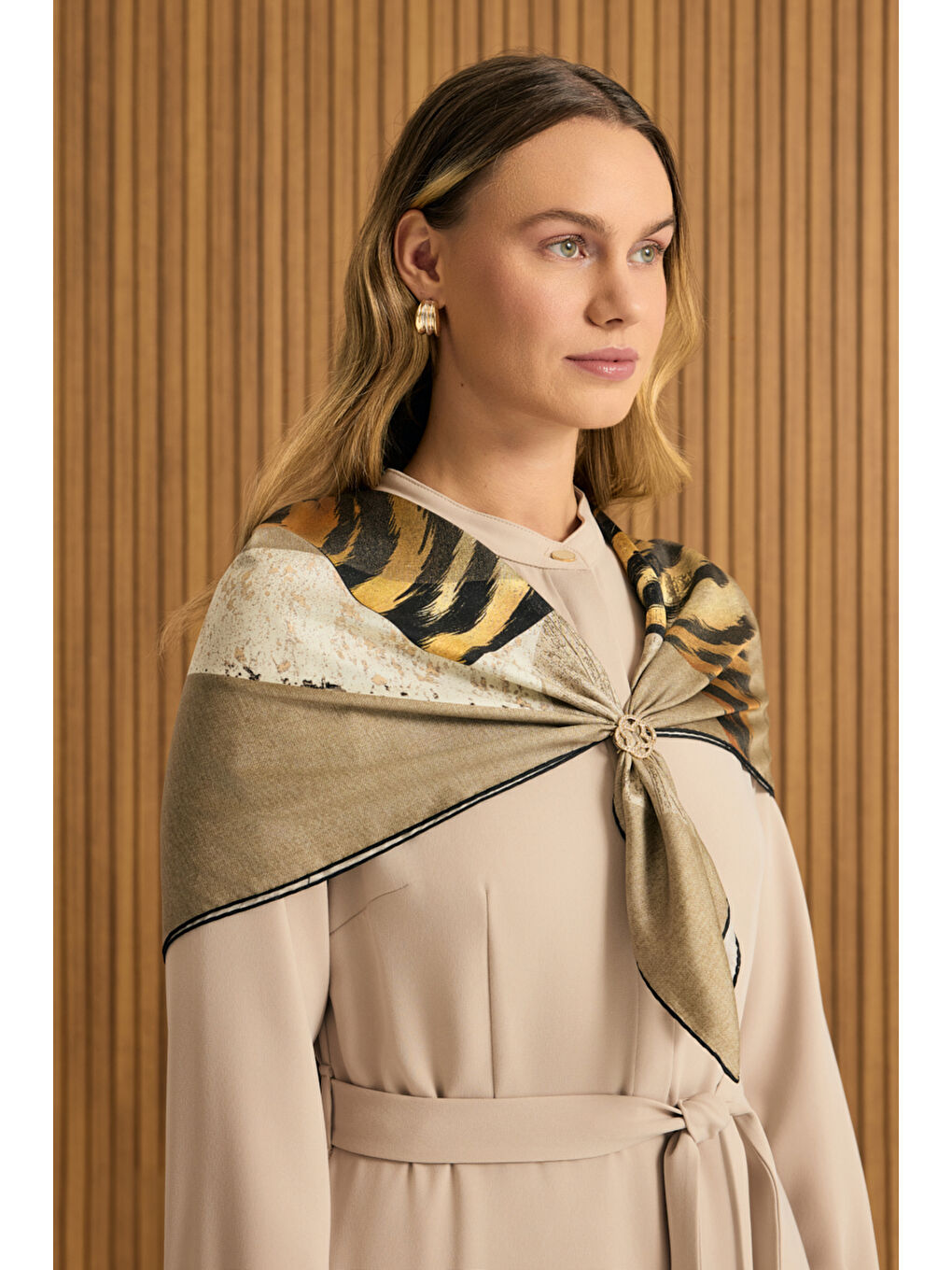 Sarı Koza Logo Taşlı Metal Eşarp Yüzüğü-1