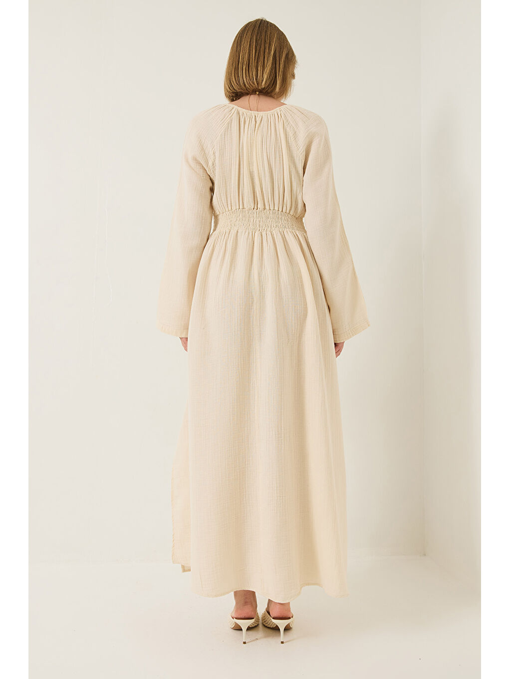 Bej Kadın V Yaka Beli Gipeli Geniş Kollu Yırtmaç Detaylı Uzun Pamuk Müslin Elbise-5