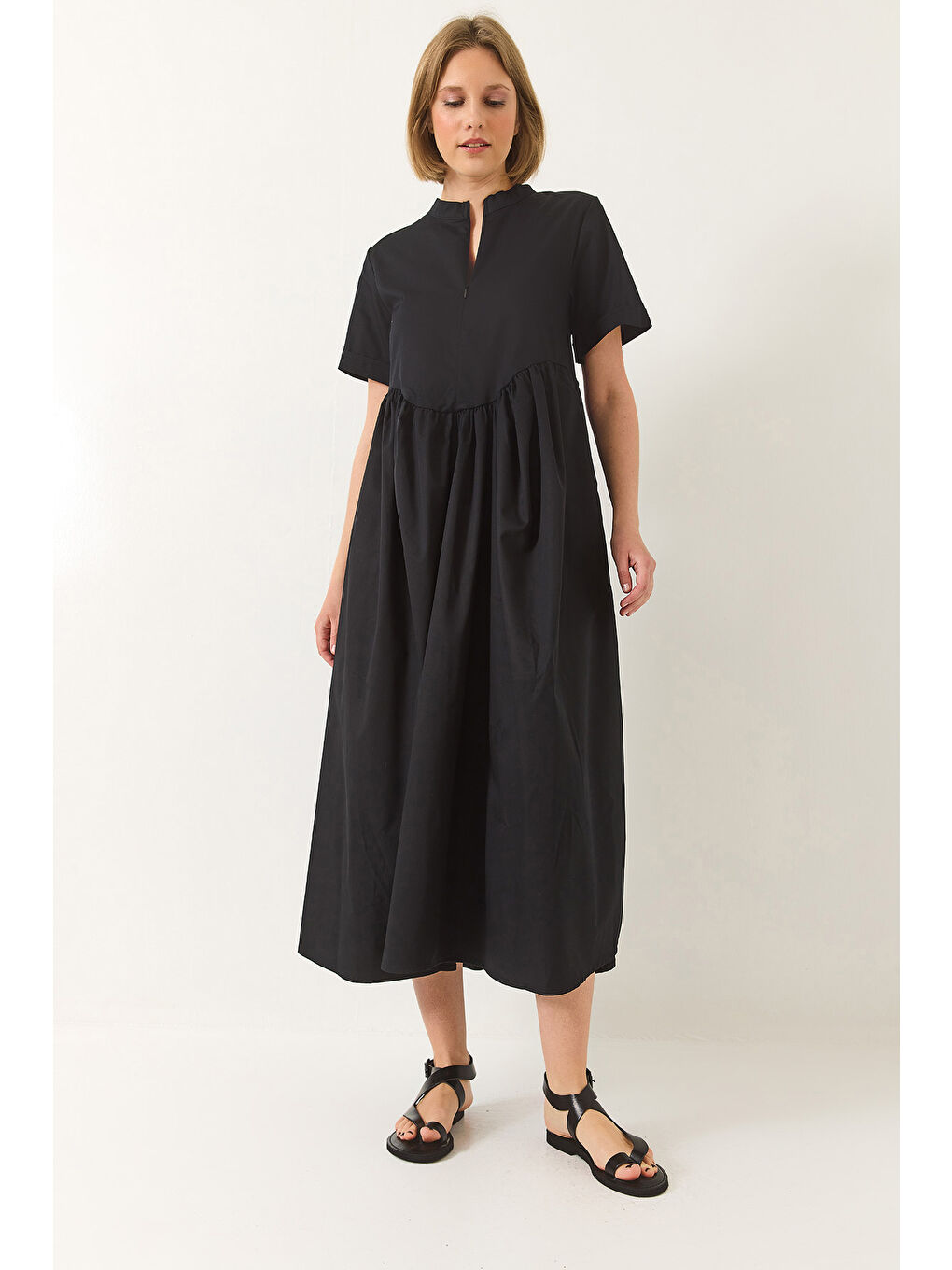Siyah Kadın Yakası Fermuarlı Cep Detaylı Kısa Kollu Poplin Uzun Elbise-2