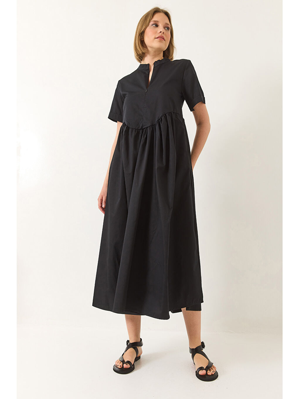 Siyah Kadın Yakası Fermuarlı Cep Detaylı Kısa Kollu Poplin Uzun Elbise-3