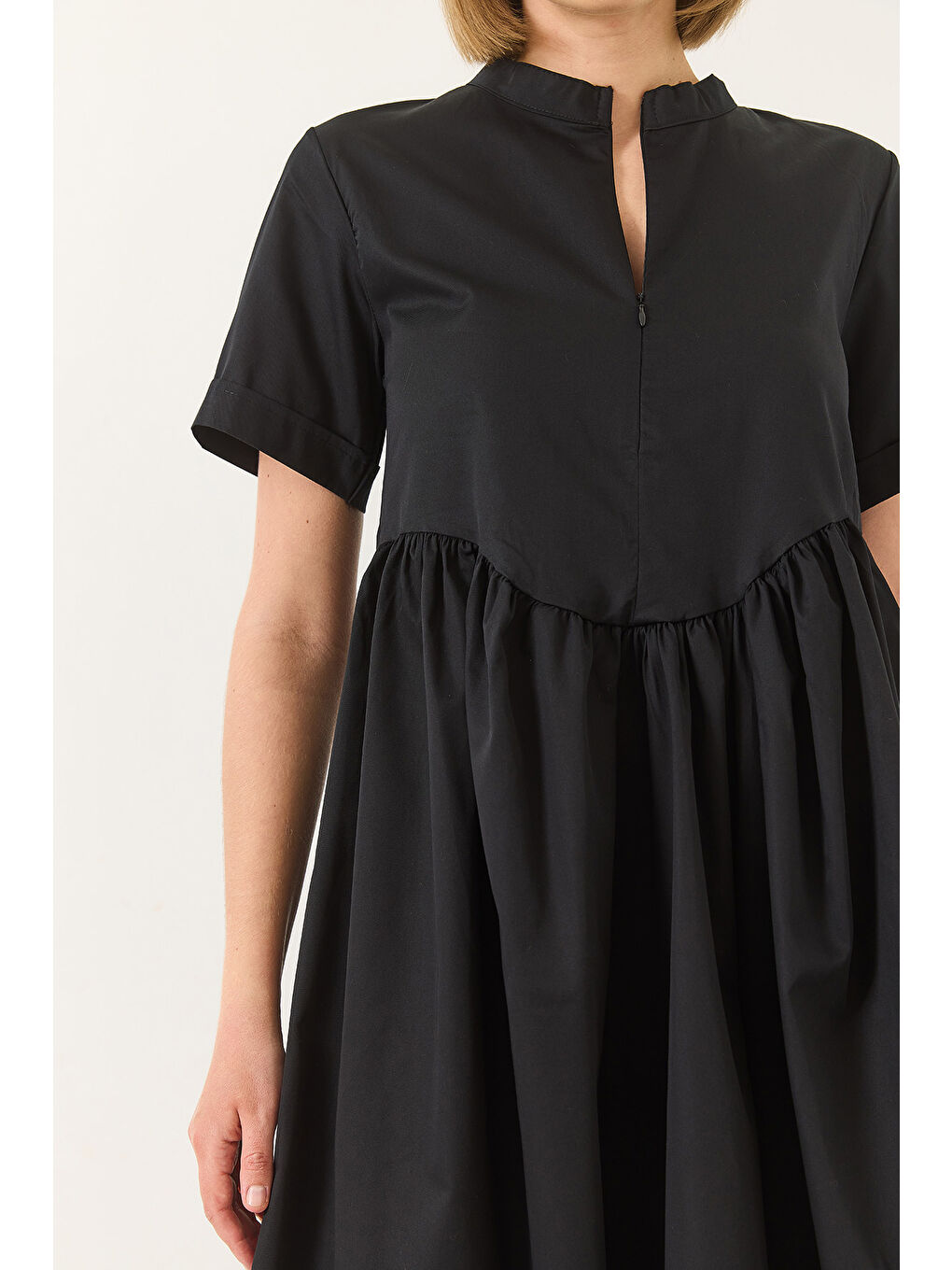 Siyah Kadın Yakası Fermuarlı Cep Detaylı Kısa Kollu Poplin Uzun Elbise-4