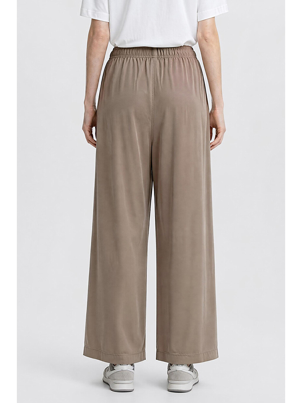 Bej Relaxed Fit Yüksek Bel Geniş Paça Yumuşak Dokulu Siyah Pantolon-4