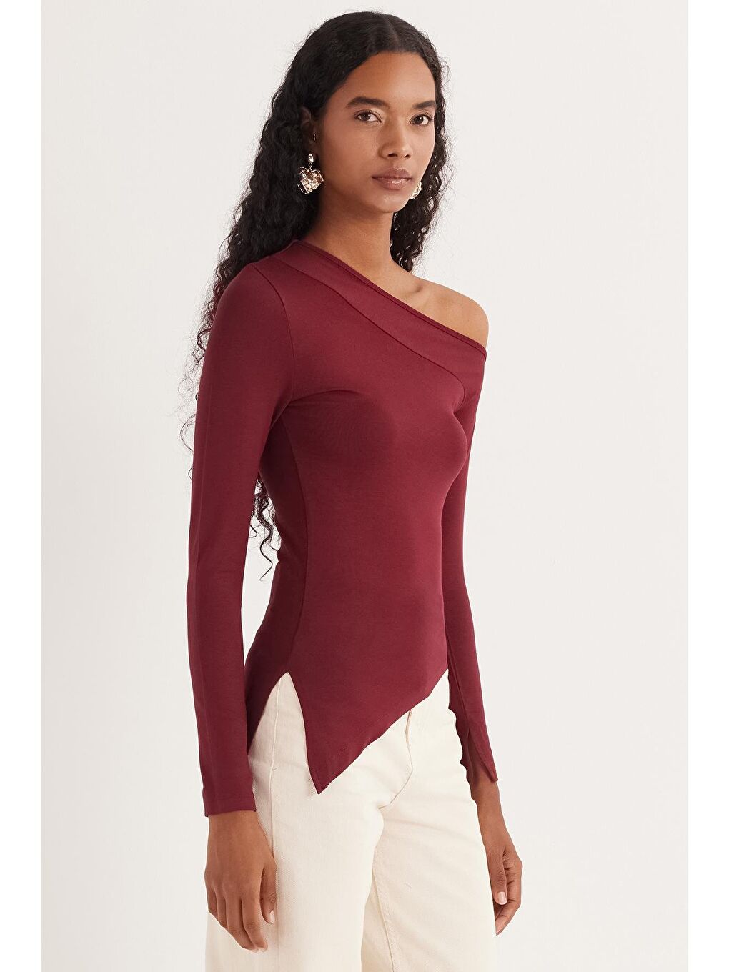 Kadın Standart Fit Asimetrik Yaka Viskon Bordo Bluz-4